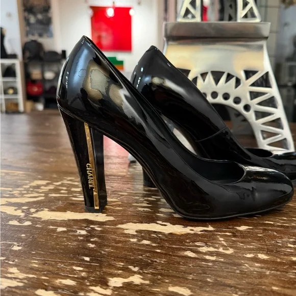 CHANEL Black Patent Leather "Paris-Eiffel" Gold Bar Pumps - Picture 2 of 3